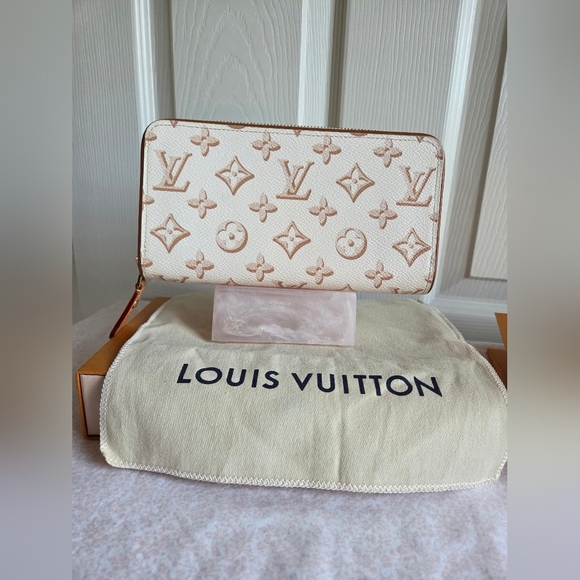 Louis Vuitton Zippy Wallet M81476 – Fall for You Collection Beige - Picture 11 of 11
